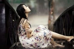 Hăm hở về nhà lúc đêm hôm vì nhớ chồng, nào ngờ cửa vừa mở, cảnh tượng bên trong khiến tôi hết hồn còn chồng cũng giật mình thon thót