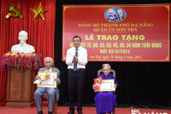 Trao Huy hiệu Đảng dịp Quốc khánh 2-9