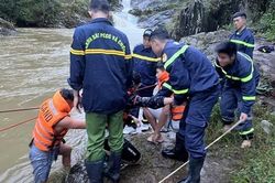 Cảnh sát giải cứu nhóm thanh, thiếu niên mắc kẹt trong lũ dữ