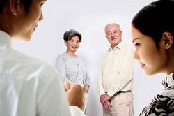 Đến nhà bạn trai chơi, tôi tái mặt khi nhận ra bố anh