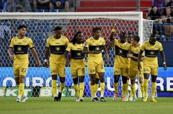 Pau FC hòa đội đầu bảng, HLV khen nức nở cầu thủ tranh vị trí với Quang Hải