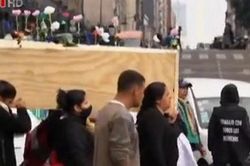 Đám tang tượng trưng cho 'lương đã chết' ở Argentina