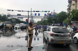 Cảnh sát giao thông Thủ đô đội mưa phân luồng, giúp người dân về quê nghỉ lễ 2-9 an toàn