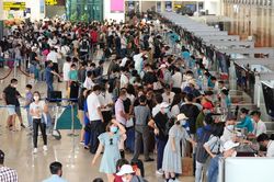 Dòng người ùn ùn đổ về sân bay quốc tế Nội Bài rời Thủ đô nghỉ lễ Quốc khánh