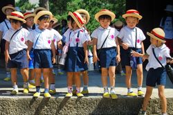 Trẻ Nhật Bản có dáng đi khác các nước