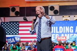 Chuyến đi lấy đà của ông Biden