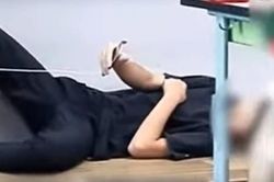 Giáo viên Hàn Quốc để mặc học sinh nằm trên bục giảng chơi điện thoại
