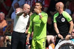 Chuyển nhượng MU 1/9: Fan Napoli so Ronaldo với Maradona, MU không bán Wan Bissaka