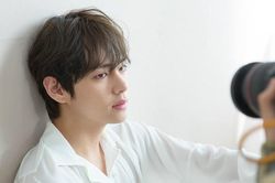 V BTS bị quây như 'thú trong vườn thú', netizen xót xa