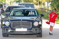 Dàn sao MU đến sân tập, Ronaldo có hành động bất ngờ