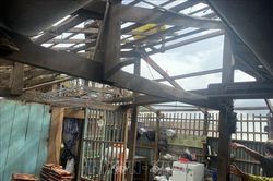 Dông lốc tại An Giang khiến hàng chục căn nhà bị tốc mái