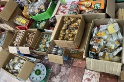 Tạm giữ xe vận chuyển thực phẩm và bánh Trung Thu không nguồn gốc xuất xứ
