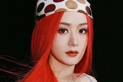 Triệu Lệ Dĩnh bị chê là 'gái quê' vì hành động bất lịch sự trên bàn ăn, không biết cầm ly rượu đúng cách