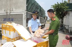 Bắt giữ 585 kg thực phẩm và 1 thùng bánh trung thu không có nguồn gốc
