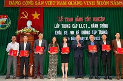 Trao bằng Trung cấp Lý luận chính trị - Hành chính Khóa 89, 90