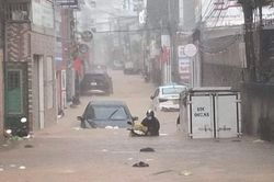 Mưa như trút, Đà Lạt ngập trong biển nước ngày đầu nghỉ lễ