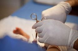 Cắt bao quy đầu ở một cơ sở xăm hình, 'của quý' bị chảy máu liên tục
