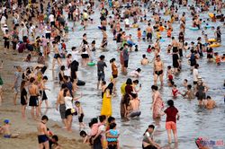 Hạ Long dưới biển chen nhau tắm, trên bờ ô tô đỗ kín đường