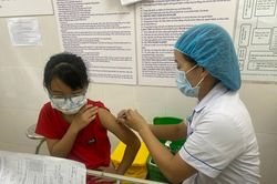 Phụ huynh sốt sắng cho trẻ đi tiêm vaccine phòng COVID-19 trước năm học mới