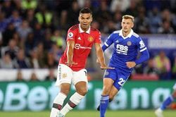 Hành động thông minh của Casemiro ghi điểm với fan MU