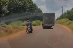 Clip xe tải tránh ổ gà 'ép' xe máy lao vào bụi rậm