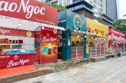 Hà Nội: Bánh trung thu hiện đại ế hàng, bánh truyền thống tấp nập người mua