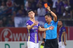 Duy Mạnh chơi xấu, đánh cùi chỏ trúng mặt Jermie Lynch