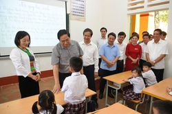 Thủ tướng Phạm Minh Chính trò chuyện với học sinh Phú Thọ trước thềm năm học mới
