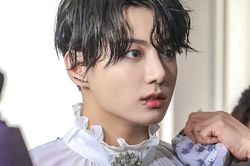 Xả ảnh hậu trường 'Me, Myself, and Jungkook', siêu thực như trong truyện giả tưởng