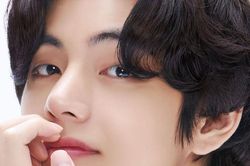 V BTS cứ có kiểu ỡm ờ khiến fan phát điên, với những bức ảnh chụp cùng Jennie cũng vậy?