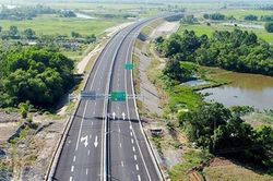 Cao tốc Cam Lộ - La Sơn thi công xuyên lễ