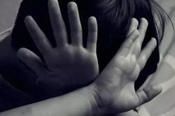 Tạm giữ đối tượng dí dao vào cổ bé gái rồi hiếp dâm