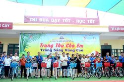 Tổ chức Trung thu cho em tại xã Tri Phú