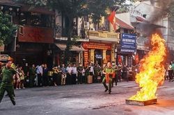 Tổ liên gia cùng nhau chữa cháy
