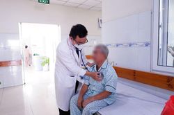 Cứu bệnh nhân bị ngưng tim trên đường đến bệnh viện