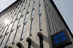 OPEC+ thấy thị trường thắt chặt hơn trong năm 2022, rủi ro đối với tăng trưởng nhu cầu dầu