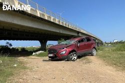 Ô-tô lao xuống chân cầu, hai người bị thương