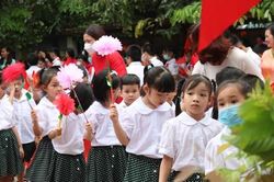 Thầy trò, phụ huynh Tiểu học Nam Thành Công rộn ràng dự lễ khai giảng sau 2 năm không thể tổ chức