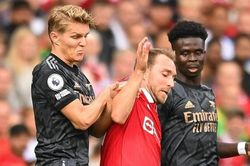 Odegaard đẩy Eriksen và sự ngây thơ từ Arsenal