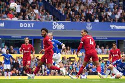 Liverpool lại gây thất vọng: Những âu lo sau derby Merseyside