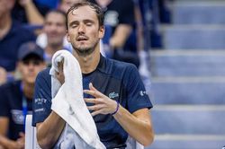 Medvedev thua Kyrgios ở vòng 4 Mỹ mở rộng, mất vị trí số 1 thế giới