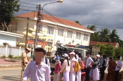 Không đội mũ bảo hiểm, nhiều học sinh nhận hình phạt ngày khai giảng