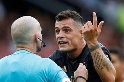 Các thành viên Arsenal trút cơn thịnh nộ sau trận thua MU