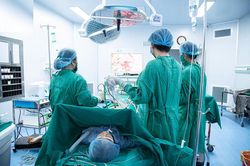 Khối u buồng trứng xoắn 3 vòng khiến người phụ nữ đau bụng quằn quại