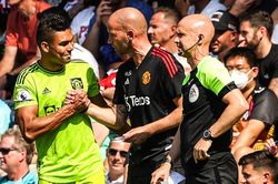 MU giảm lương Casemiro, Harry Maguire được giải nguy