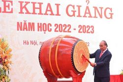 Chủ tịch nước Nguyễn Xuân Phúc dự Lễ khai giảng tại Trường Trung học Phổ thông Chuyên Khoa học Tự nhiên, Đại học Quốc gia Hà Nội