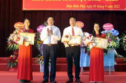Chủ tịch Ủy ban MTTQ Việt Nam tỉnh Lò Văn Mừng dự khai giảng Trường DTNT tỉnh