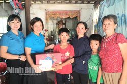 Trao học bổng 'Cùng em vượt khó đến trường' cho con công nhân lao động