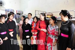 Đồng chí Lê Thị Kim Dung, Phó Bí thư Thường trực Tỉnh ủy, Chủ tịch HĐND tỉnh dự Khai giảng năm học mới tại trường Phổ thông Dân tộc nội trú THCS và THPT huyện Na Hang