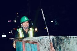 Nỗi lòng người lao công sau ngày đông nghẹt khách du lịch ở Quy Nhơn